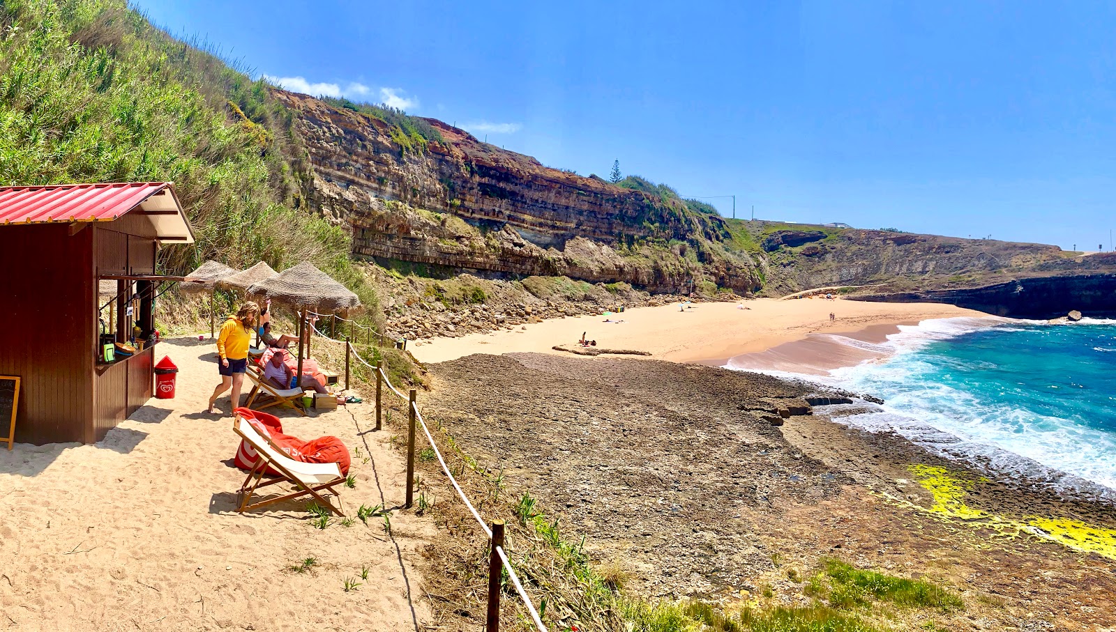 Foto von Praia dos Coxos mit kleine bucht