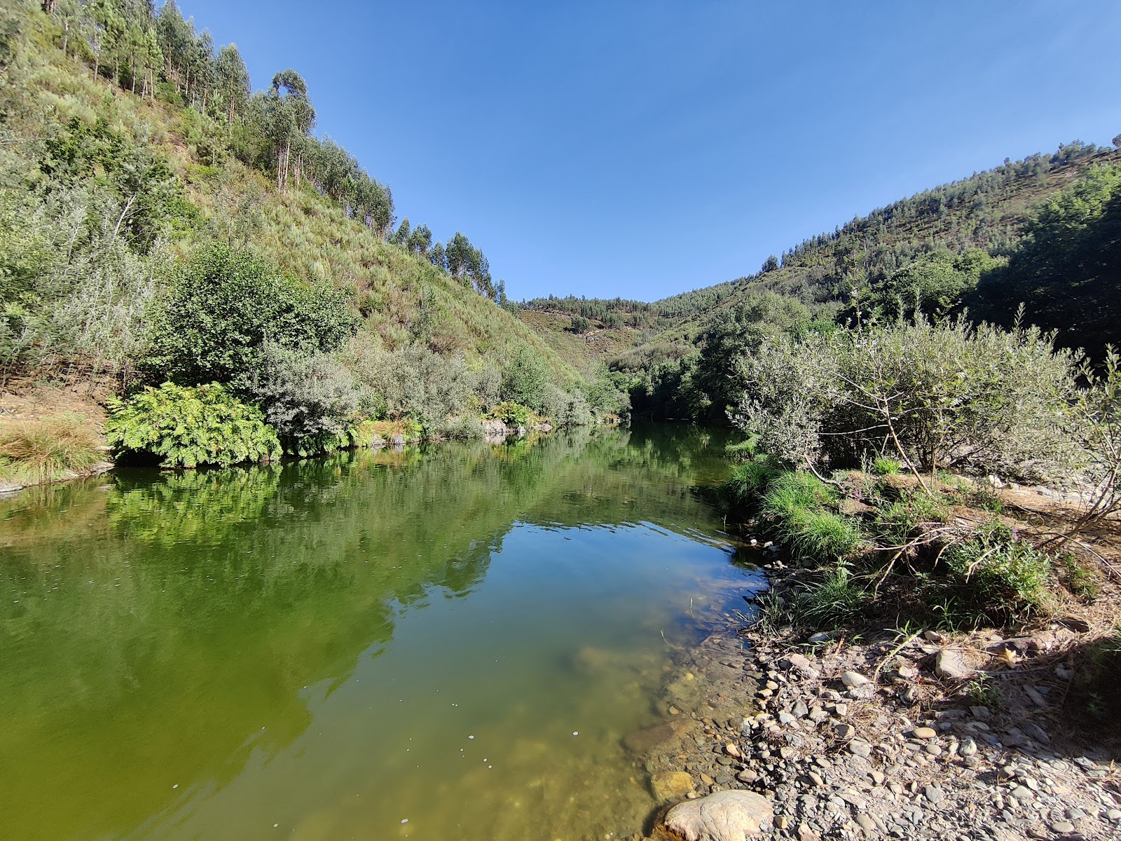 Praia Fluvial da Paradinha'in fotoğrafı düz bir kıyı şeridi ile birlikte