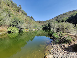 Praia Fluvial da Paradinha'in fotoğrafı düz bir kıyı şeridi ile birlikte