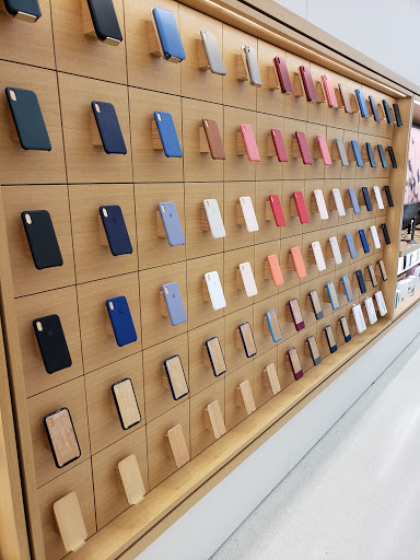 Computer Store «Apple Mayfair», reviews and photos, 2500 N. Mayfair Road, Wauwatosa, WI 53226, USA