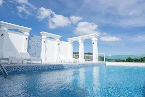 B2 Phuket Premier Hotel / บีทู ภูเก็ต พรีเมียร์ image