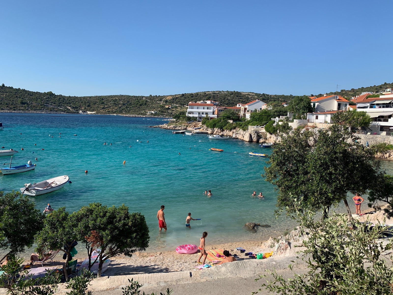Foto von Kanica beach II mit kleine, beiger kiesel Oberfläche