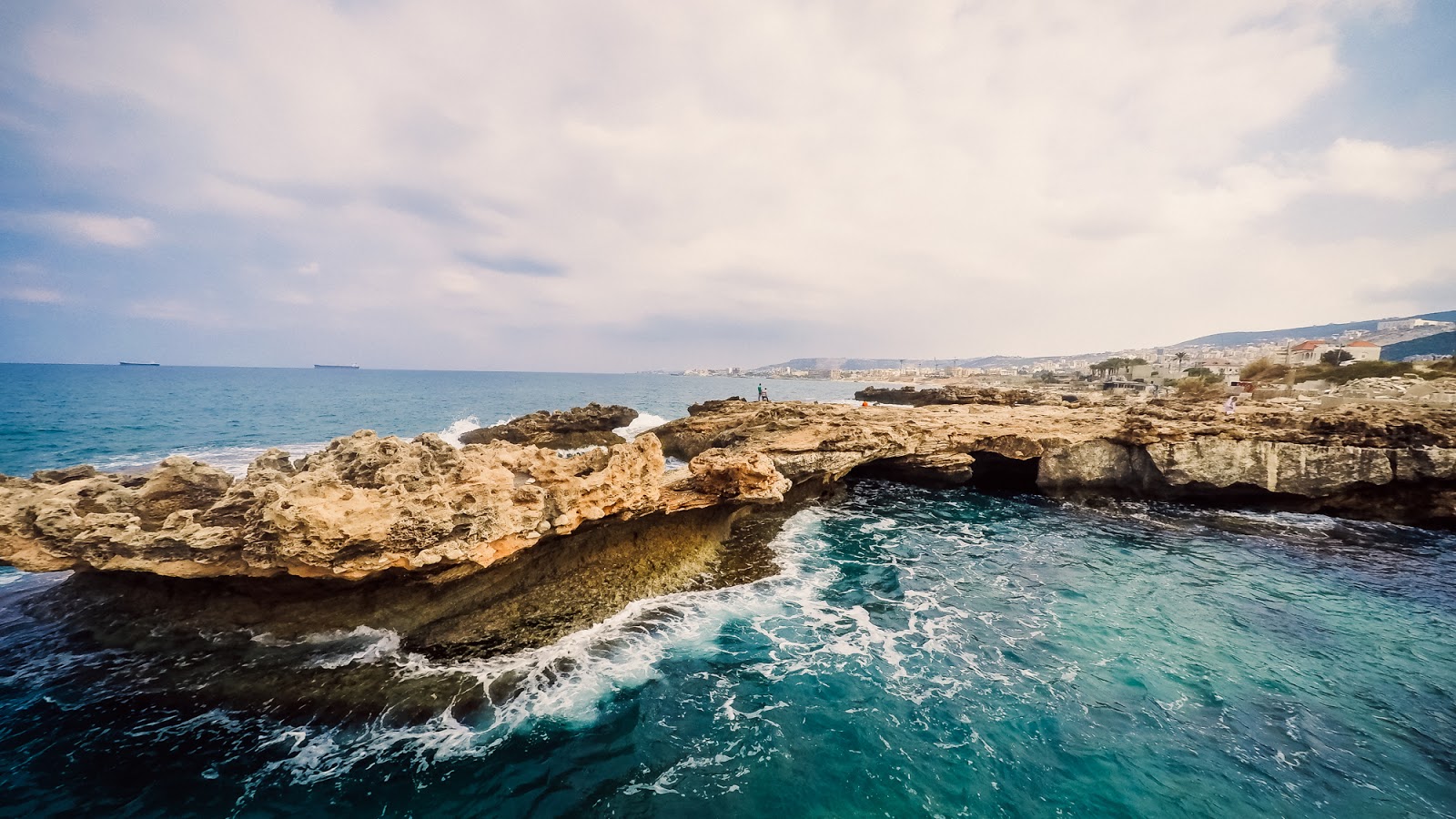 Foto de Batroun Rocks e o assentamento
