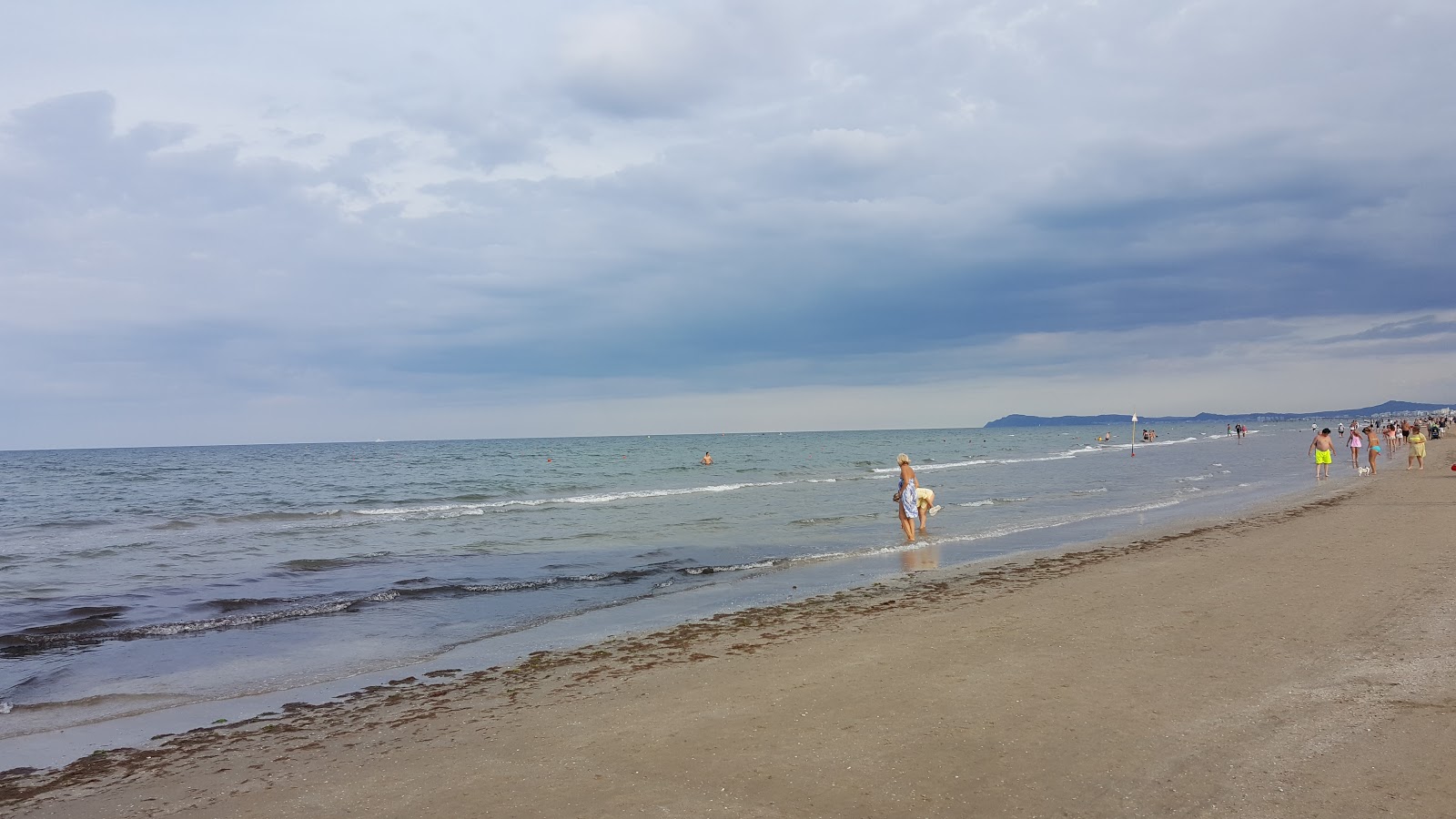 Foto de Playa de Viserba con agua turquesa superficie