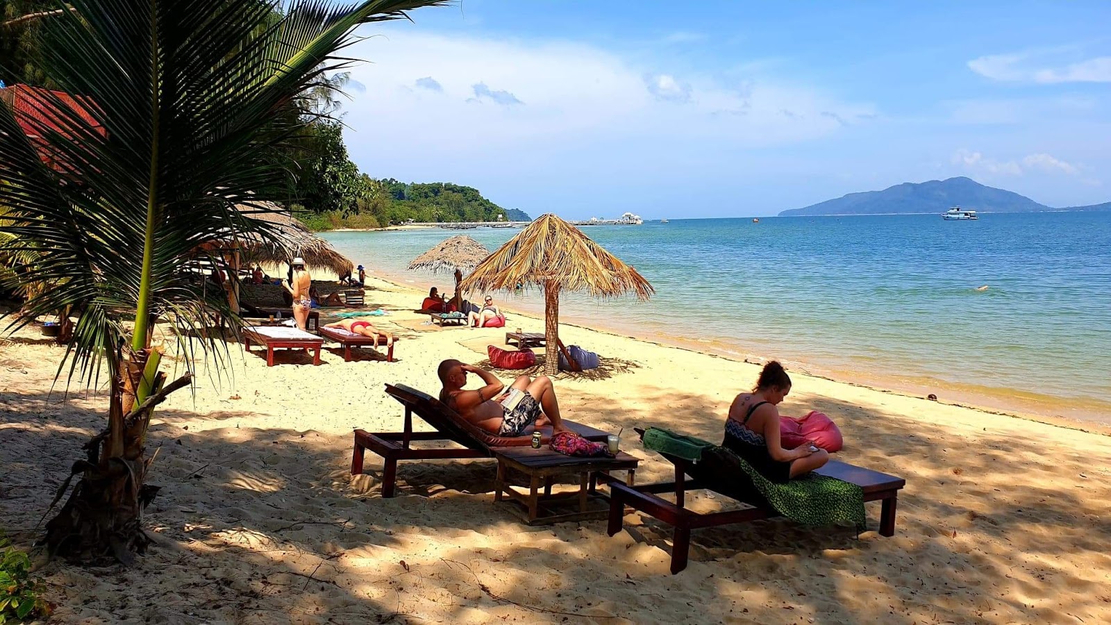 Foto von Mueang Beach mit beiger sand Oberfläche
