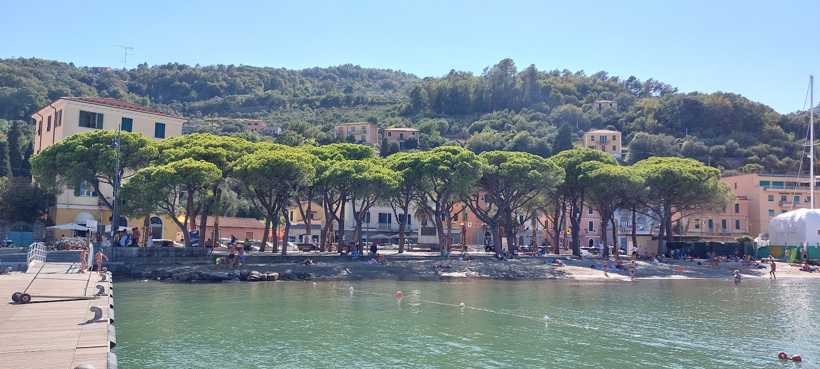 Foto di Spiaggia Giardini Pubblici sorretto da scogliere