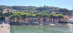 Foto di Spiaggia Giardini Pubblici sorretto da scogliere