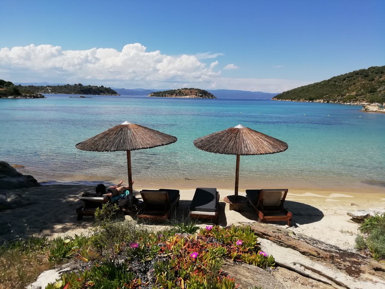 Foto di Karagatsi beach IV con una superficie del acqua cristallina