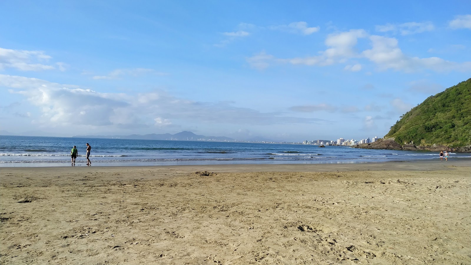 Foto av Praia De Sao Miguel omgiven av klippor