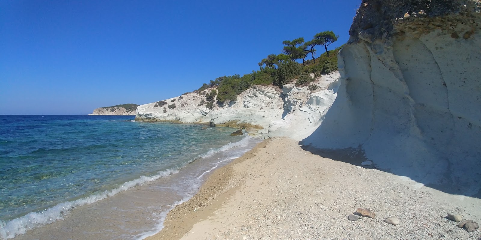 Mersinaki Plajı'in fotoğrafı - rahatlamayı sevenler arasında popüler bir yer