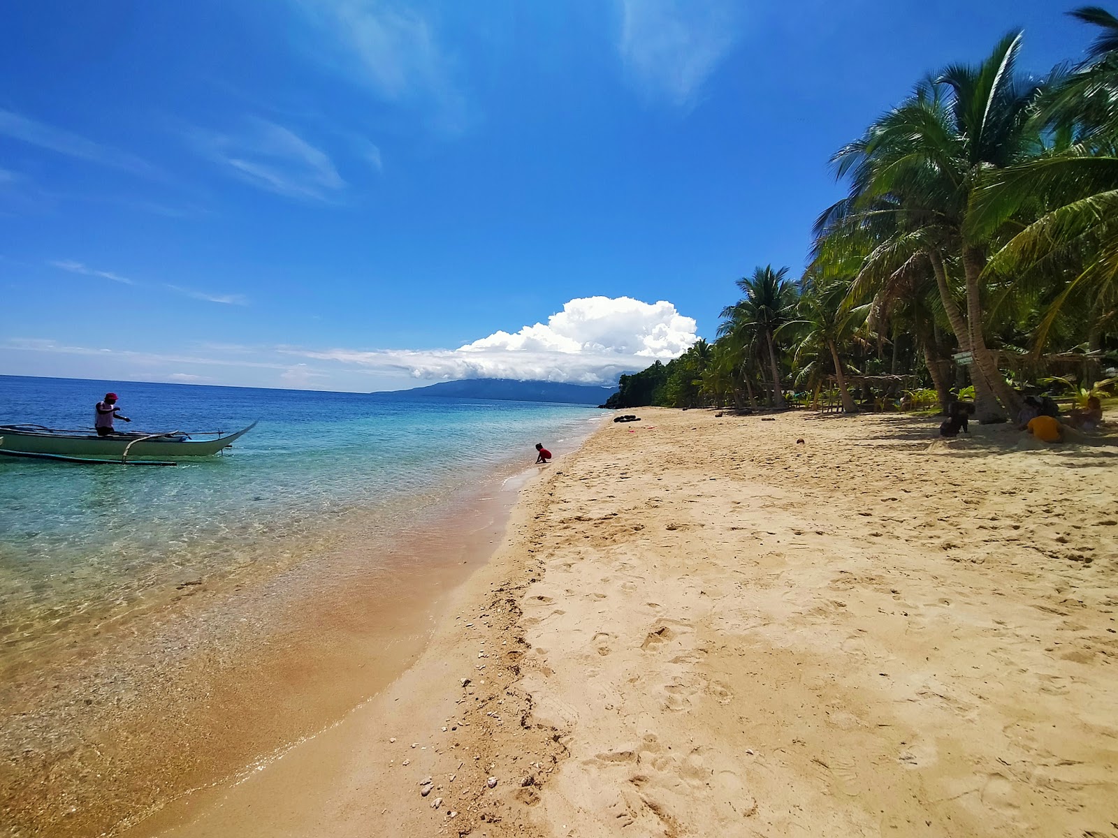 Foto von Polacay Beach mit geräumiger strand