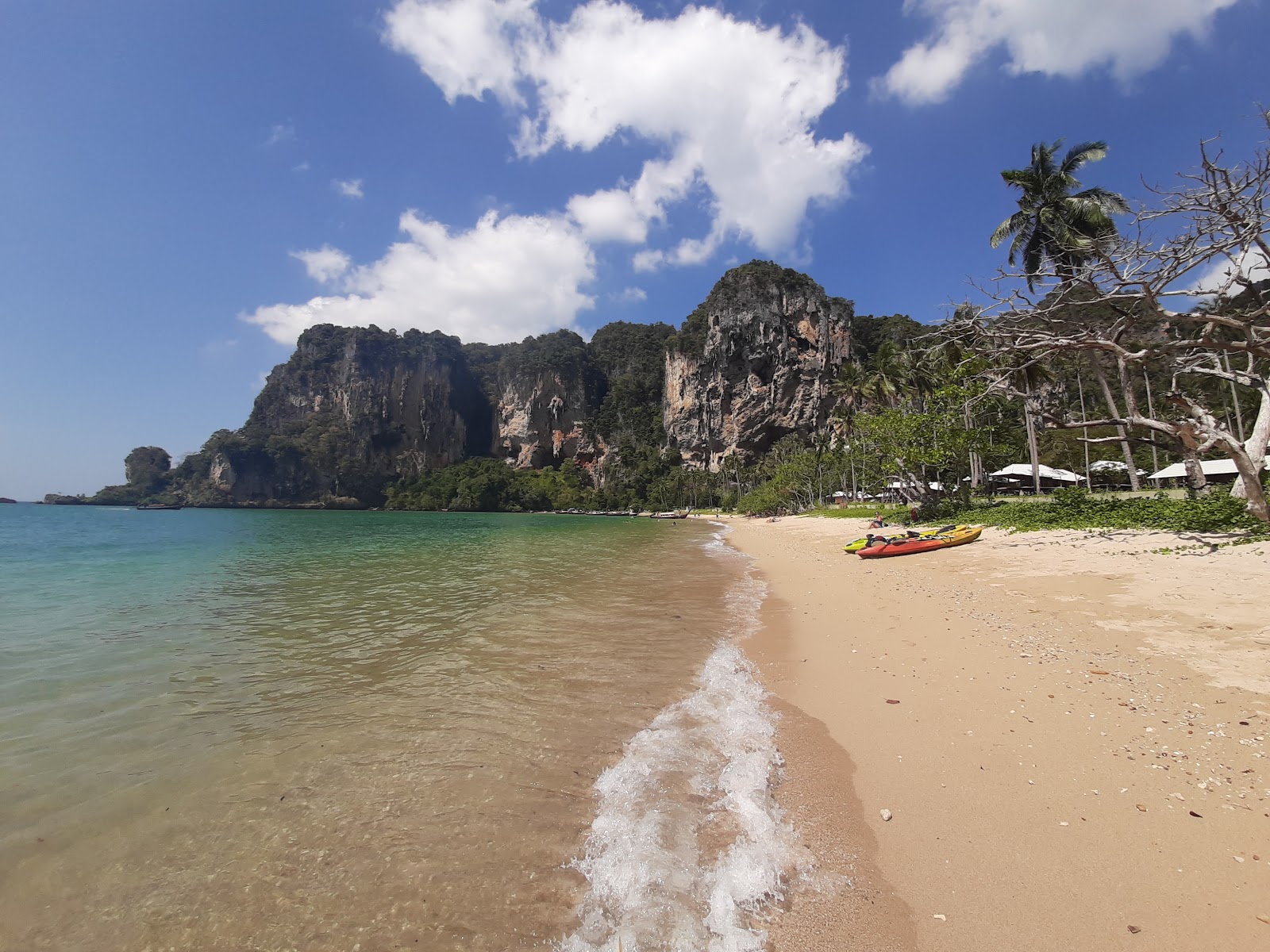 Photo of Tonsai Beach with bright sand surface