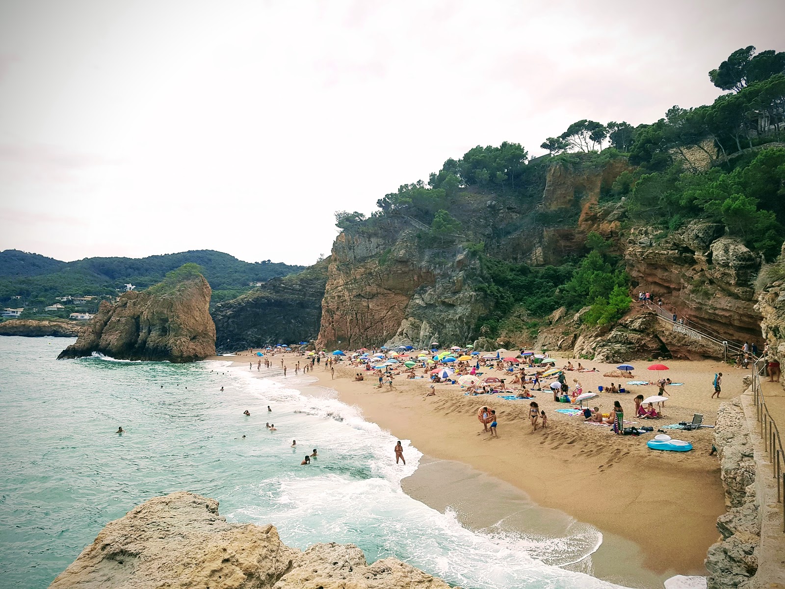 Foto di Platja de l'Illa Roja con molto pulita livello di pulizia