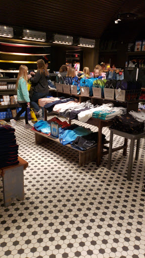 Clothing Store «Hollister Co.», reviews and photos, 1912 S Randall Rd, Algonquin, IL 60102, USA