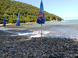 Photo de Valdanos beach entouré de montagnes