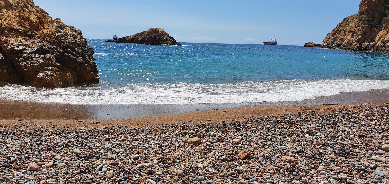 Cala Del Bolete Grande'in fotoğrafı - rahatlamayı sevenler arasında popüler bir yer