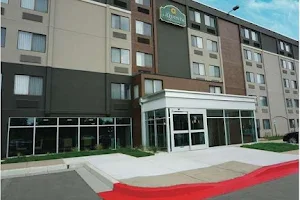 La Quinta Inn & Suites by Wyndham Baltimore N / White Marsh image