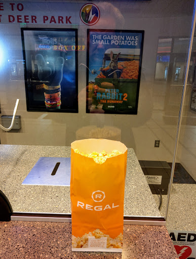 Movie Theater «Regal Cinemas Deer Park 16 IMAX & RPX», reviews and photos, 455 Commack Rd, Deer Park, NY 11729, USA