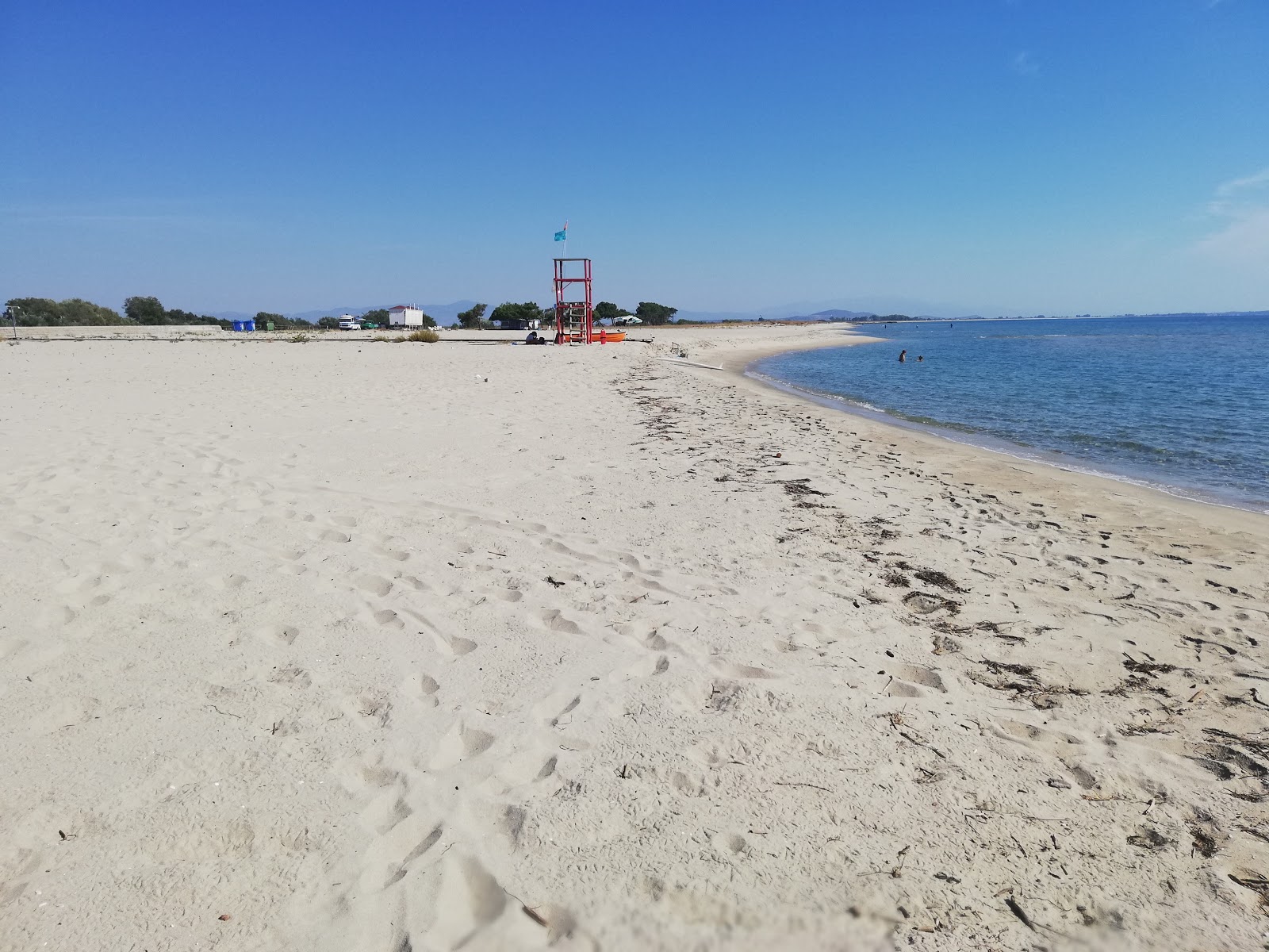 Valokuva Erasmio beachista. pinnalla turkoosi puhdas vesi:n kanssa