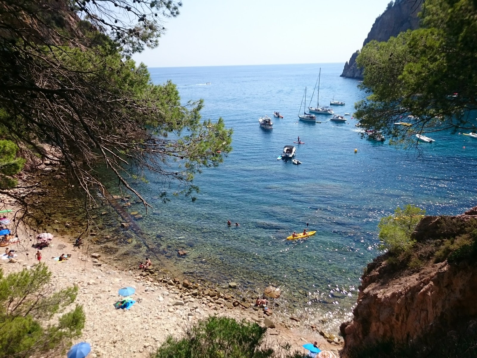 Foto di Spiaggia di Giveroleta con una superficie del sabbia luminosa e rocce