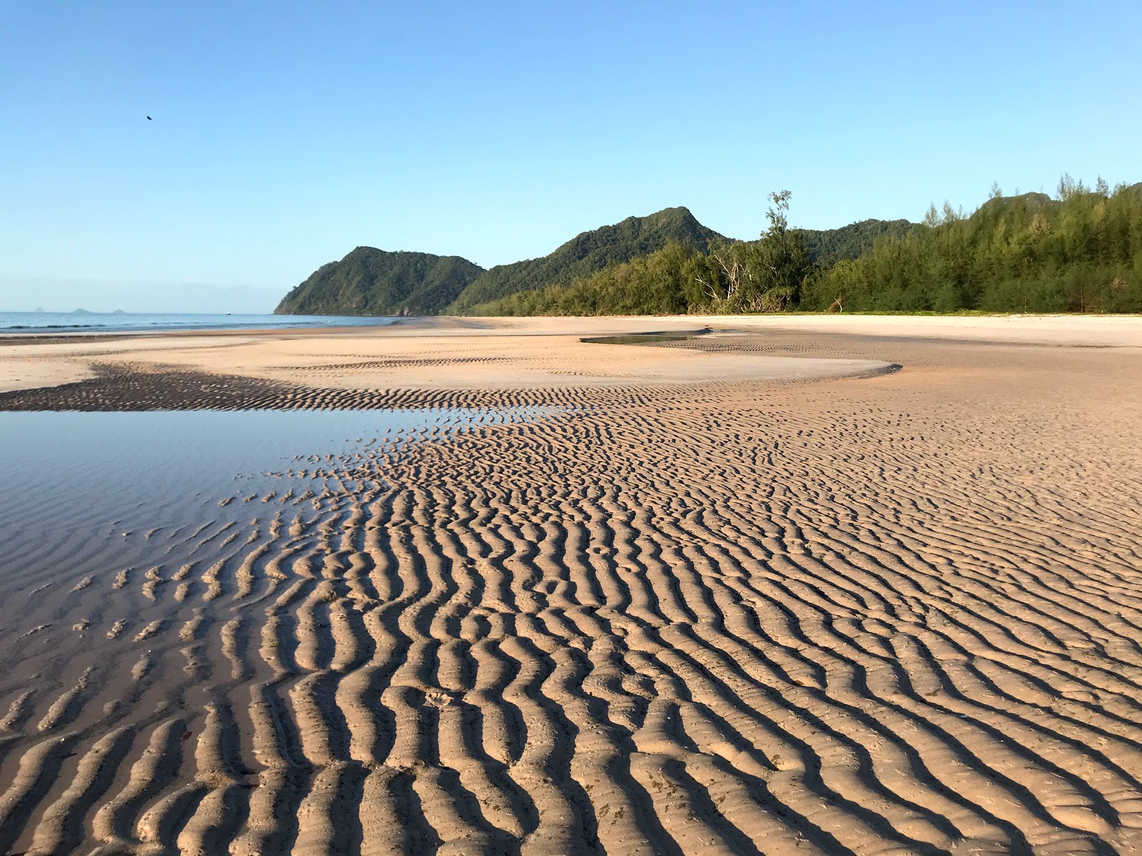 Foto av Ao Son Beach med lång rak strand