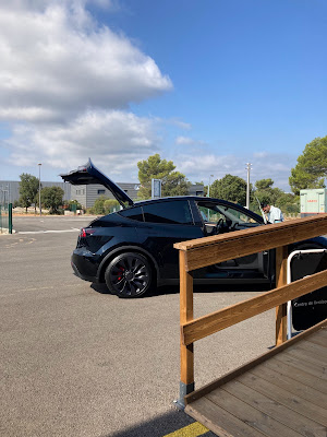 Tesla Delivery Hub - Signes à Signes