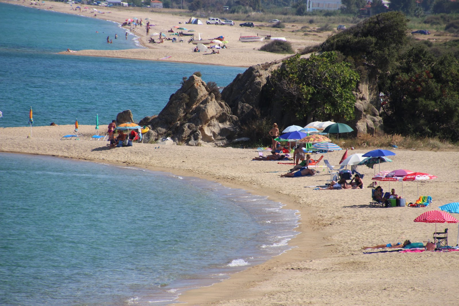 Kakoudia Beach'in fotoğrafı - rahatlamayı sevenler arasında popüler bir yer