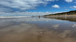 Number 3 Beach'in fotoğrafı uçurumlarla desteklenmiş