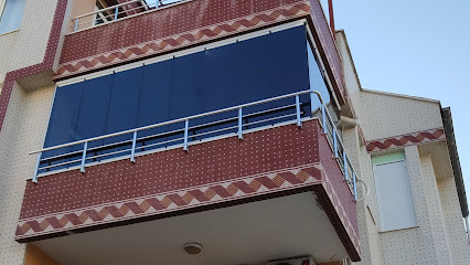 Karacan cam balkon