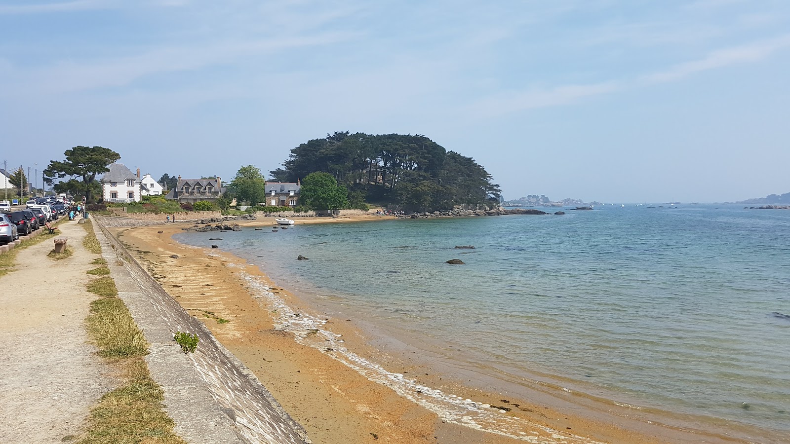 Baie de Sainte-Anne Beach'in fotoğrafı - rahatlamayı sevenler arasında popüler bir yer