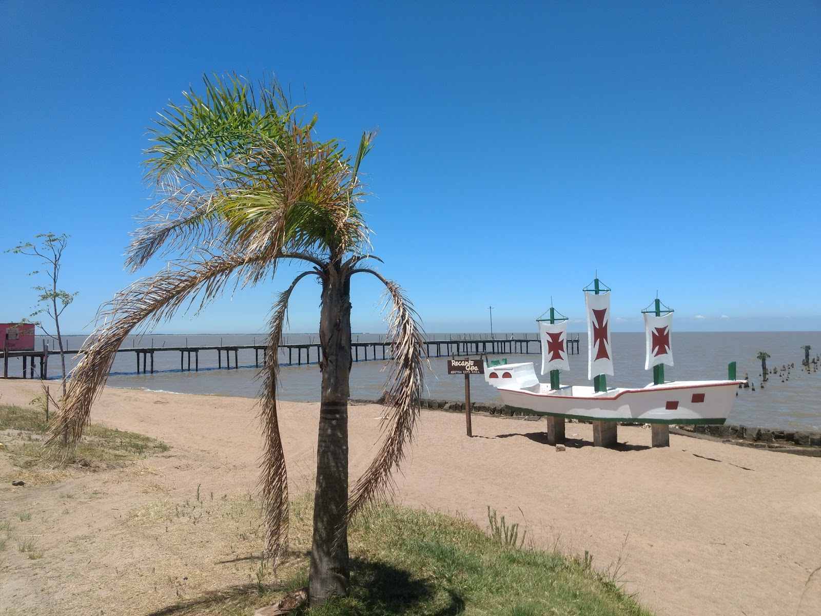 Foto von Praia de Arambare und die siedlung