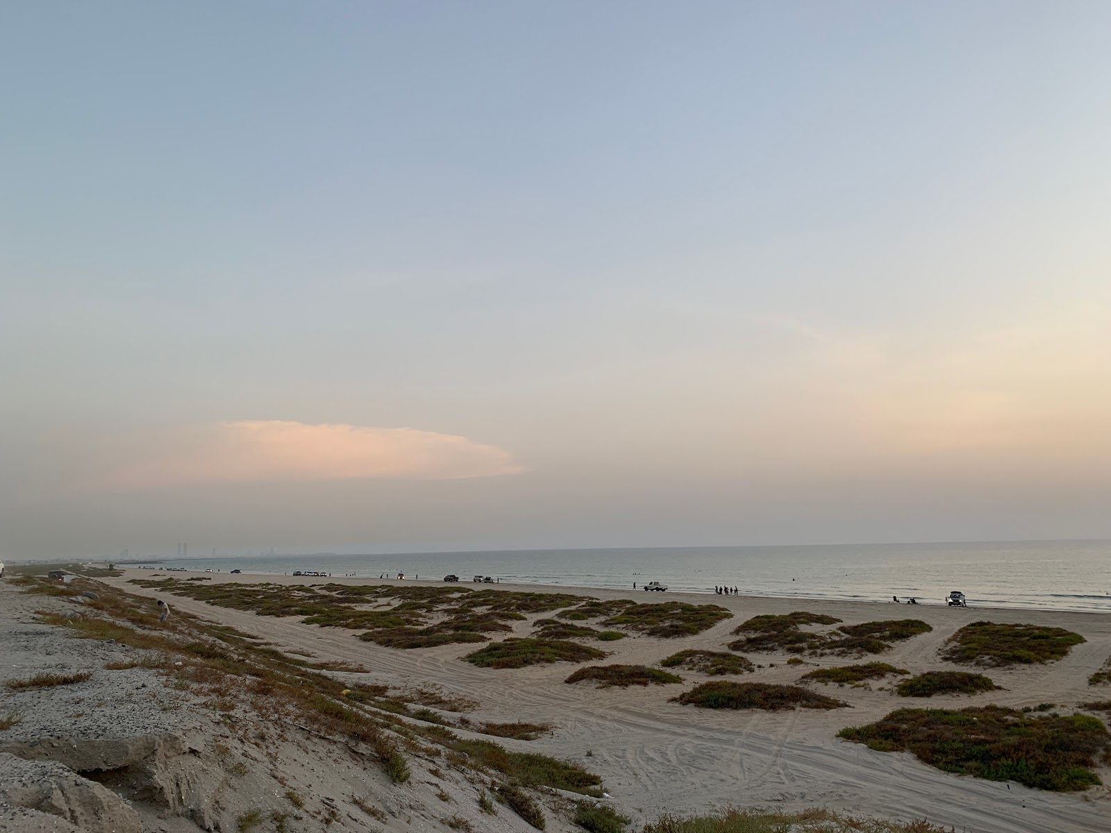 Al Rams beach的照片 带有长多海湾