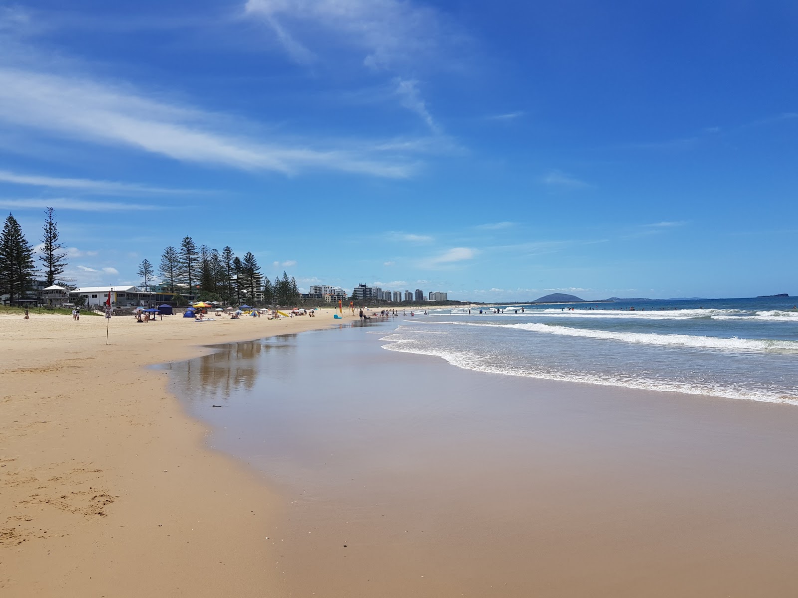 Photo de Alexandra Headland Beach avec l'eau cristalline de surface