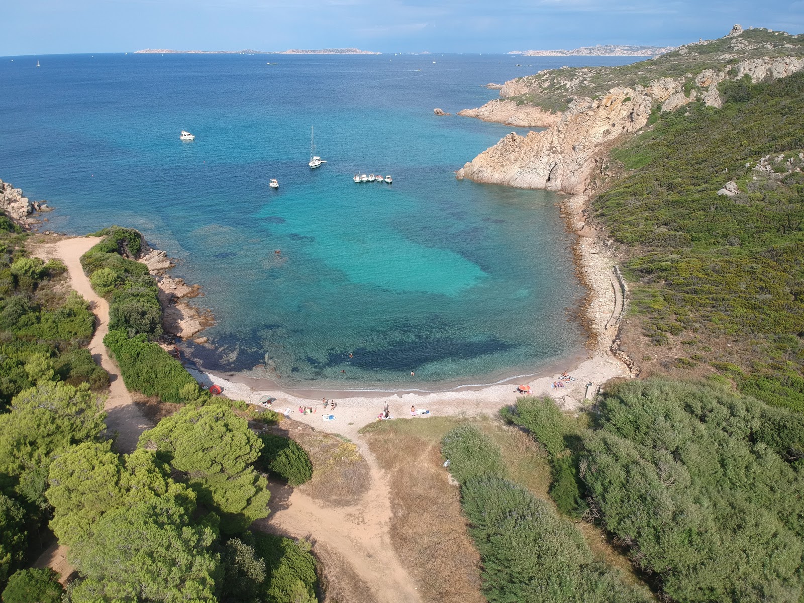 Zdjęcie Spiaggia Cala Sambuco z powierzchnią brązowy piasek