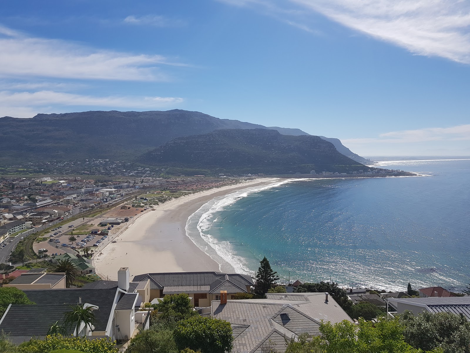 Foto di Fish Hoek beach - luogo popolare tra gli intenditori del relax