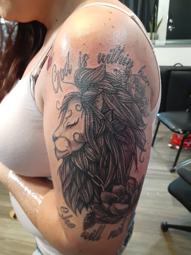 Tattoo Shop «Surreal Tattoo Studio - Kansas City Tattoo Shop», reviews and photos, 1222 W 39th St, Kansas City, MO 64111, USA