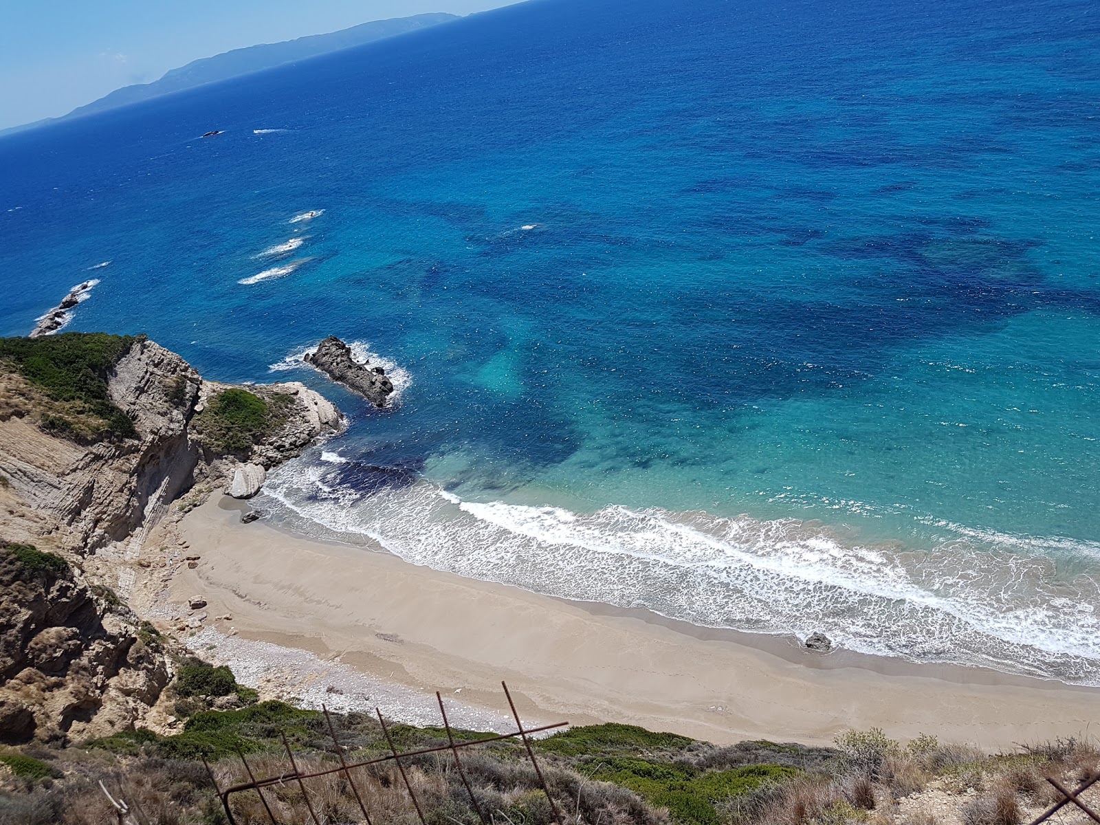 Φωτογραφία του Nipsias beach με καφέ άμμος επιφάνεια