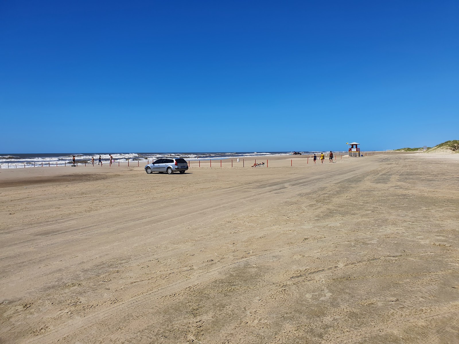 Foto av Stranden vid Farol da Solidao med lång rak strand