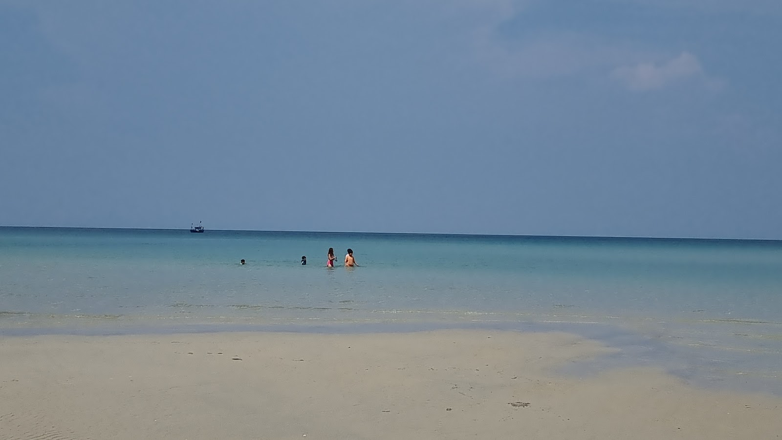 Φωτογραφία του Khlong Yai Kee Beach με ευθεία ακτή