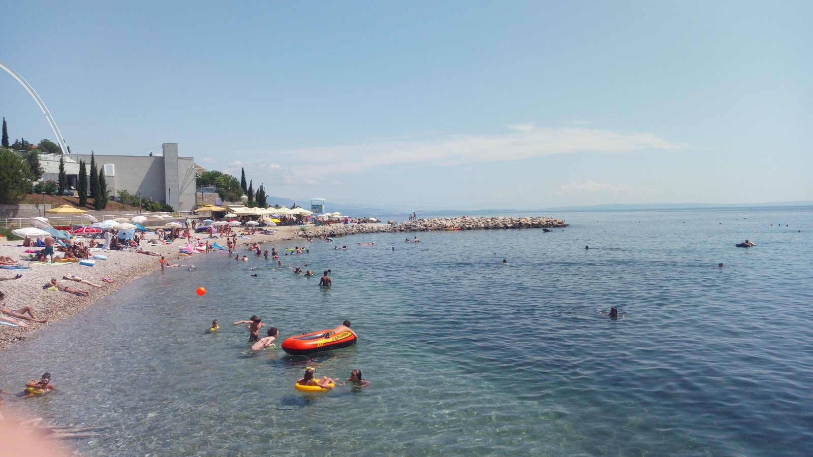 Foto di Ploce beach e l'insediamento