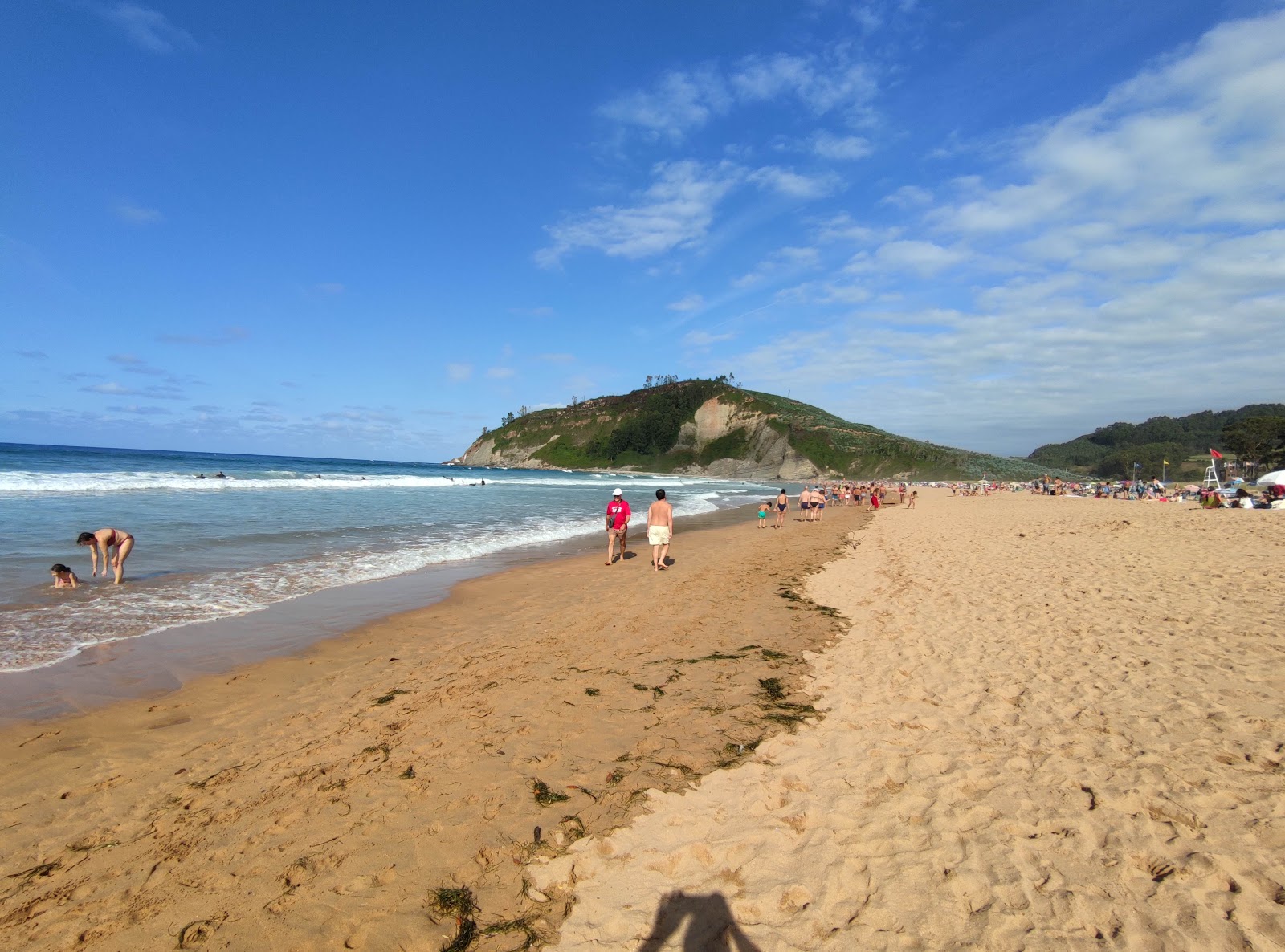 Foto de Praia de Rodiles com água cristalina superfície