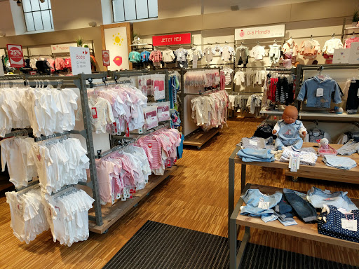 Stores to buy children's clothing Frankfurt