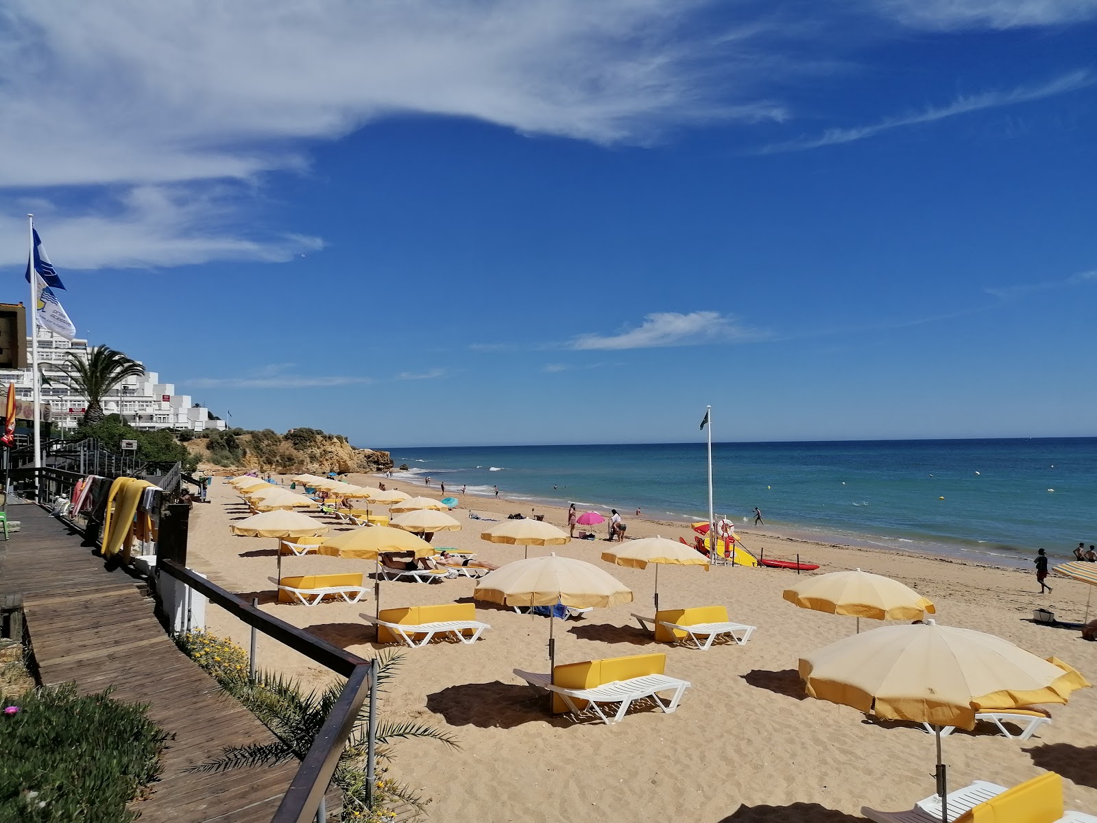 Praia da Oura'in fotoğrafı dağlarla çevrili