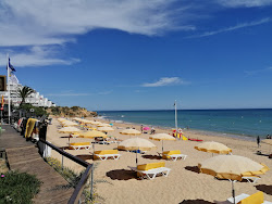 Praia da Oura'in fotoğrafı dağlarla çevrili