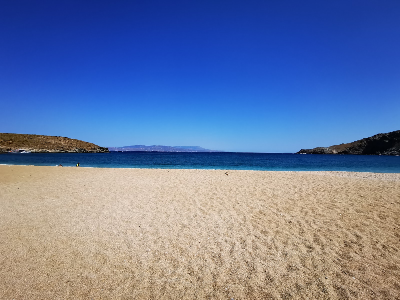 Foto de Livadi beach com areia de concha brilhante superfície