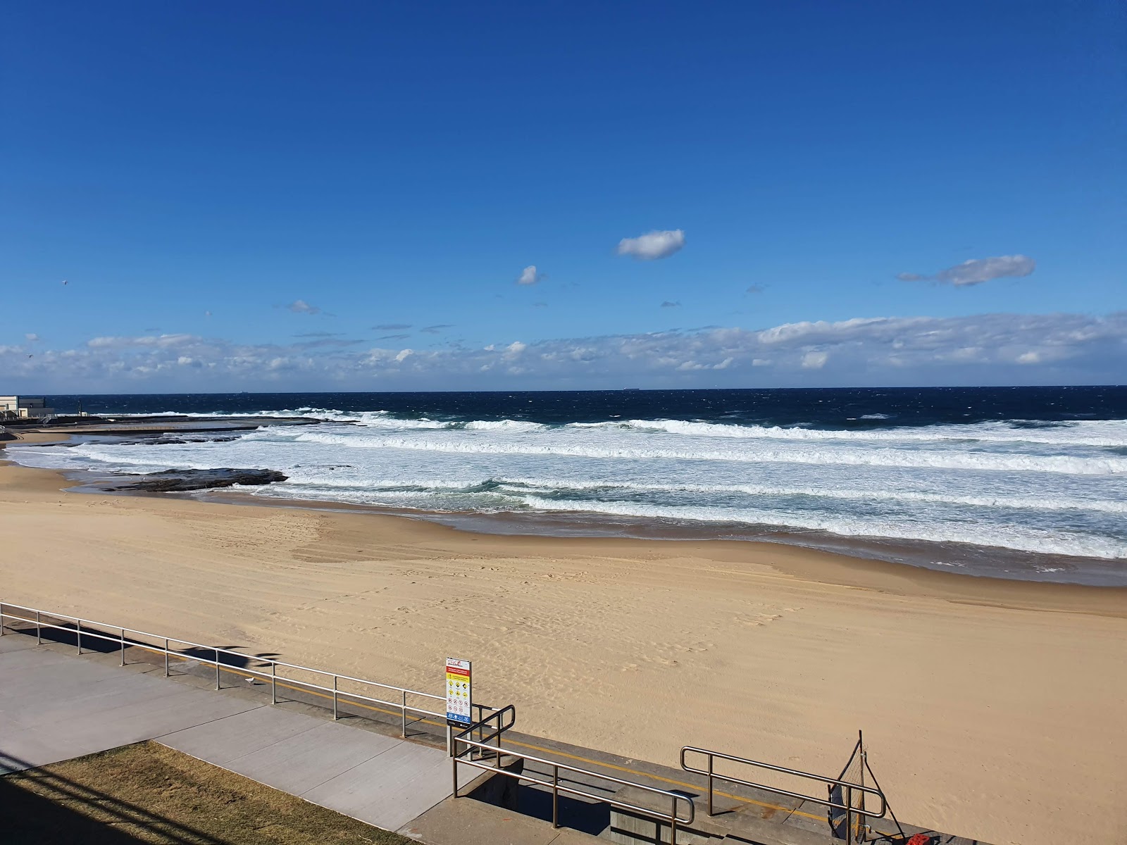 Foto de Newcastle Beach - lugar popular entre os apreciadores de relaxamento