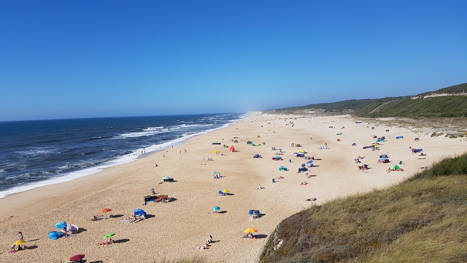Foto di Praia Velha con una superficie del sabbia beige fine