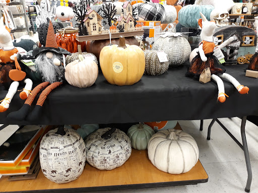 Department Store «Nordstrom Rack Burbank Empire Center», reviews and photos, 1601 N Victory Pl, Burbank, CA 91502, USA