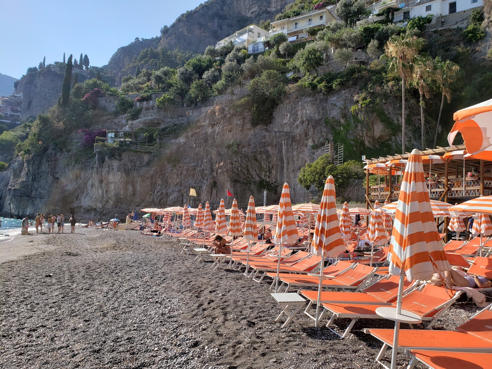 Foto van Arienzo Beach ondersteund door kliffen