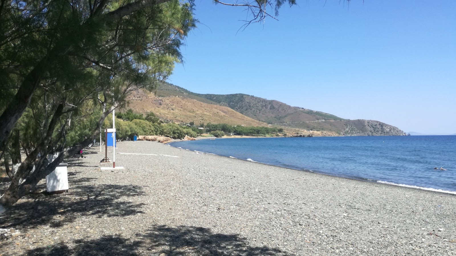 Foto von Paralia Charamida mit grauer sand & kiesel Oberfläche